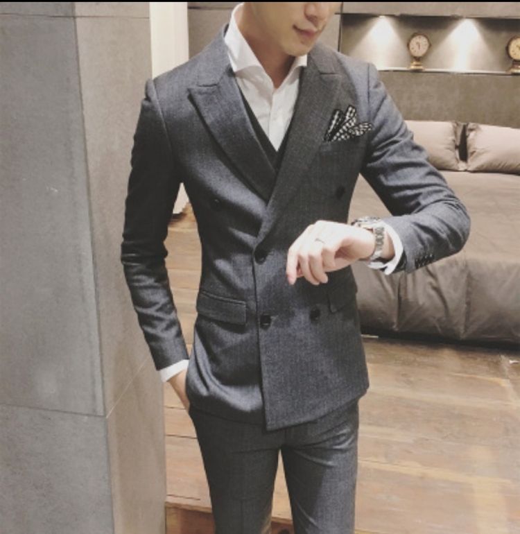 Парень в костюме