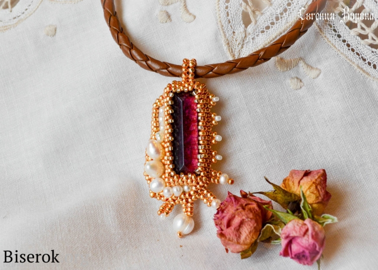 Подвеска из жемчужного кабошона и бисера