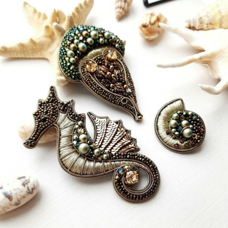Брошка из ракушек
