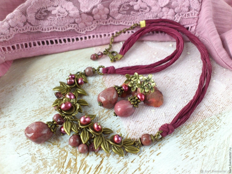 Колье из родонита