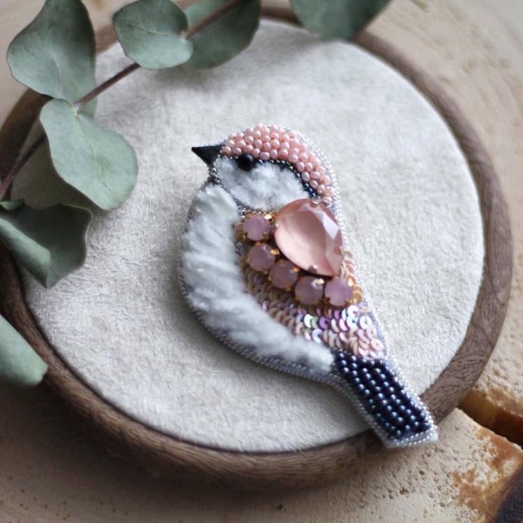 Брошь вышитая гладью и бисером