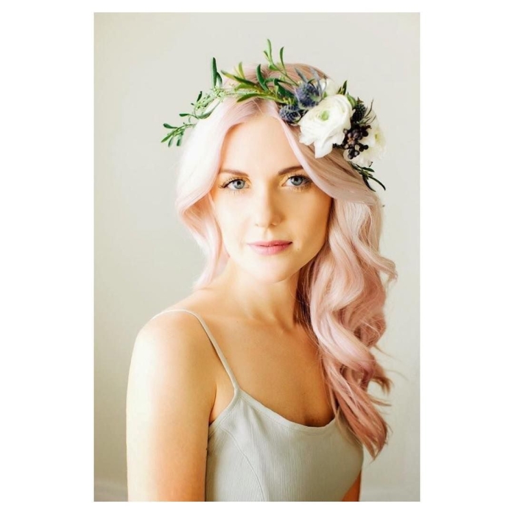 Лилии в прическе невеста