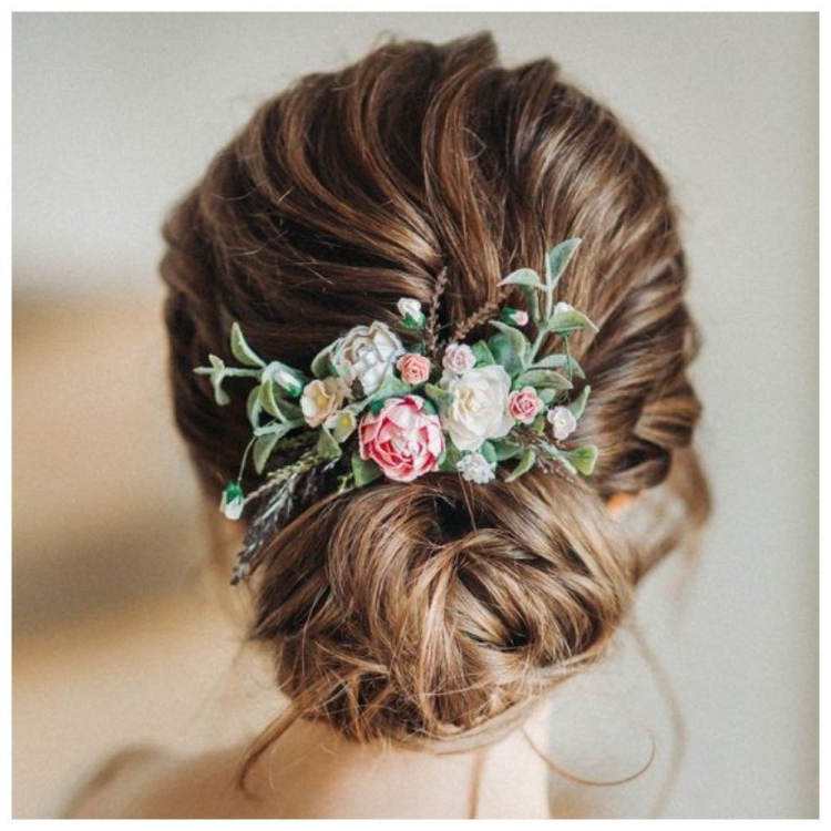 Высокая прическа с цветами