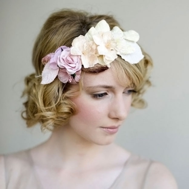 Прически с цветами на короткие волосы