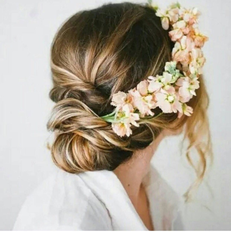 Зеленые цветки в прическу