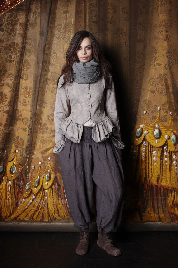 Белый брючный костюм из льна