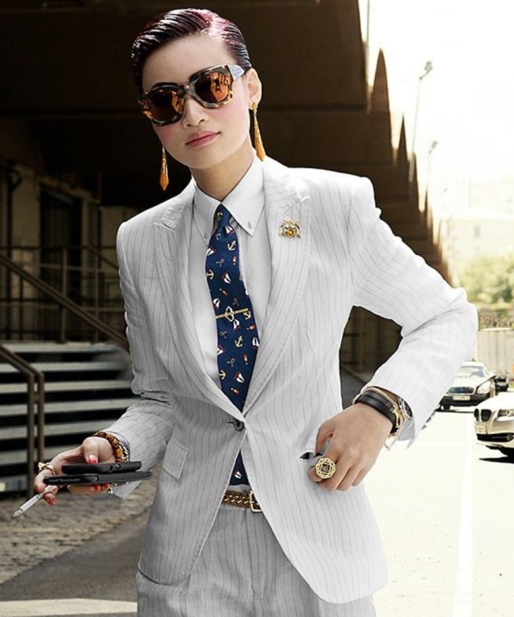 Эмма Уотсон в пиджаке