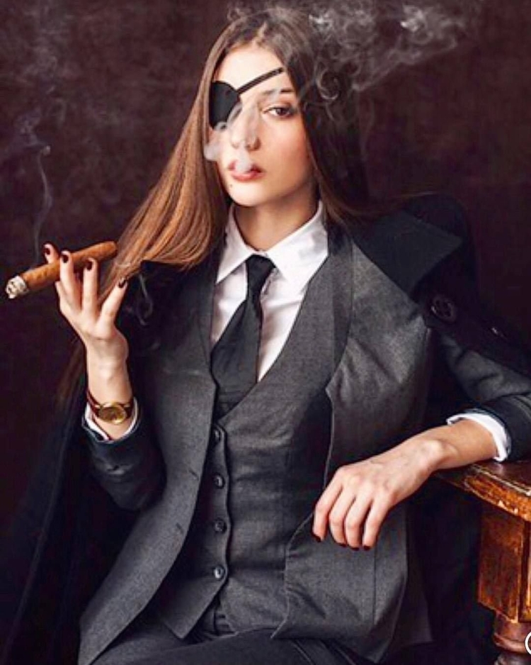 Мужской галстук в женском гардеробе