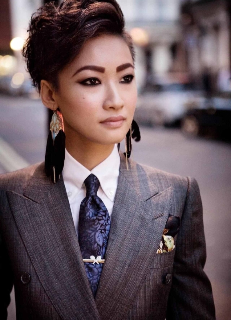 Женский костюм с подтяжками