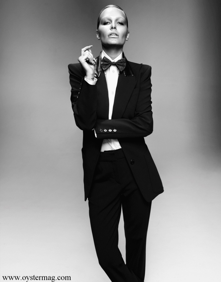 Девушка в подтяжках