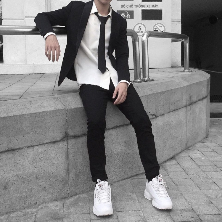 Мужской галстук в женском гардеробе