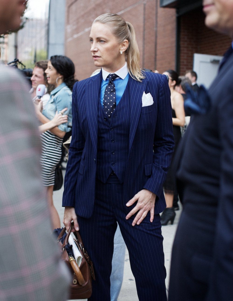 Женский образ с галстуком