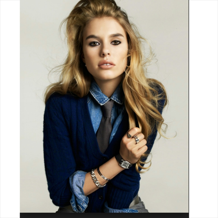 Девушка в галстуке и рубашке