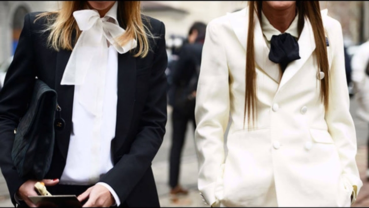 Девушка в галстуке и рубашке