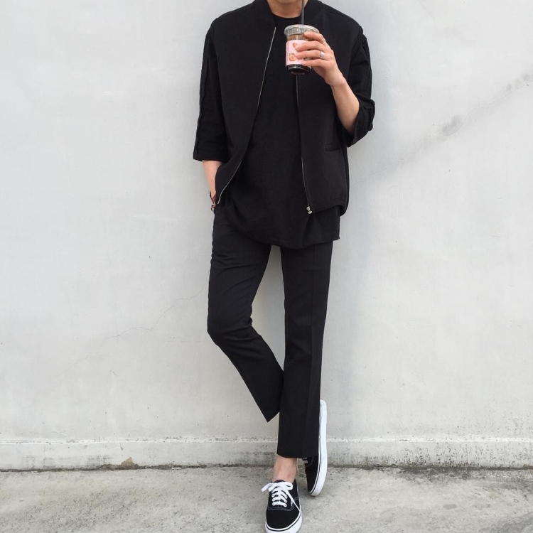 Корейцы в черной одежде