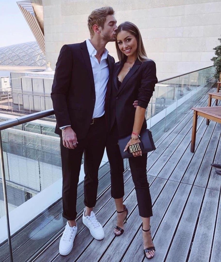 Жених в сером костюме с невестой