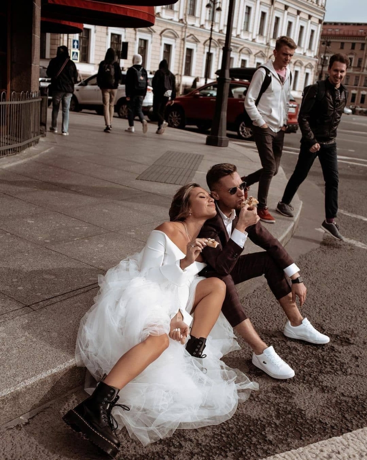 Невеста в брючном костюме с женихом