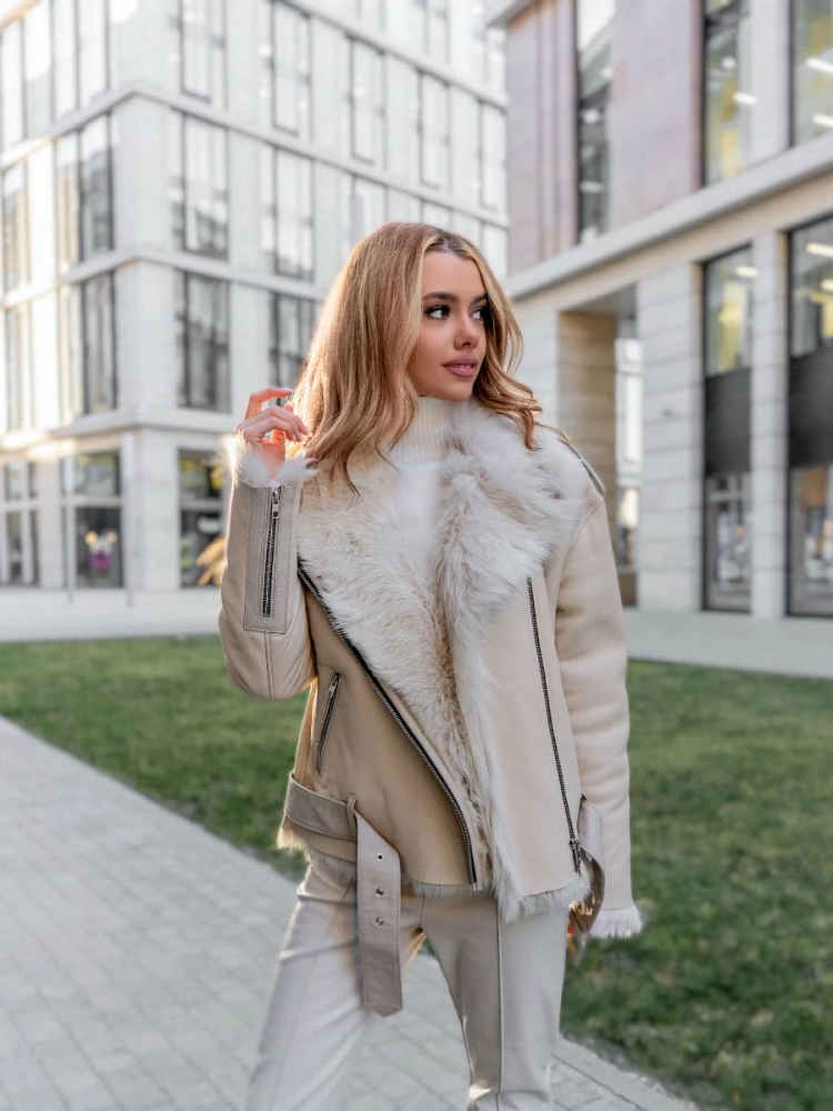 Ирина Шейк в дубленке