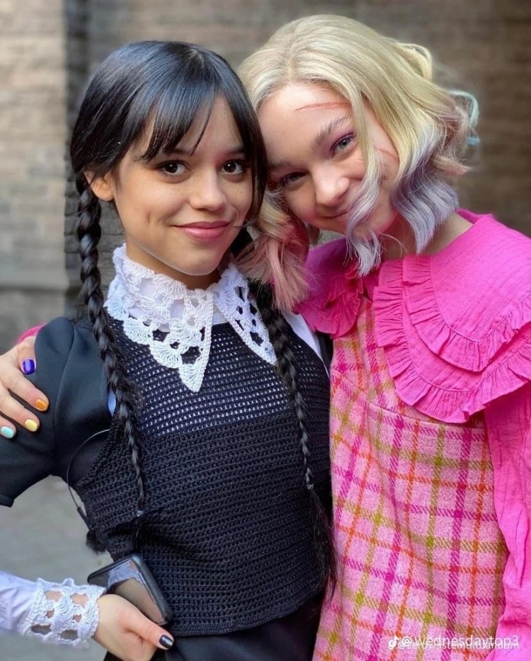 Сериала Уэнсдей Эмма