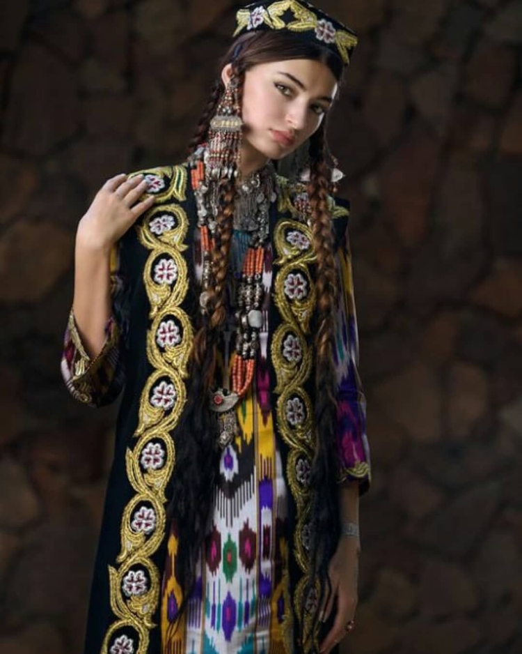 Национальный костюм чакан Таджикистана