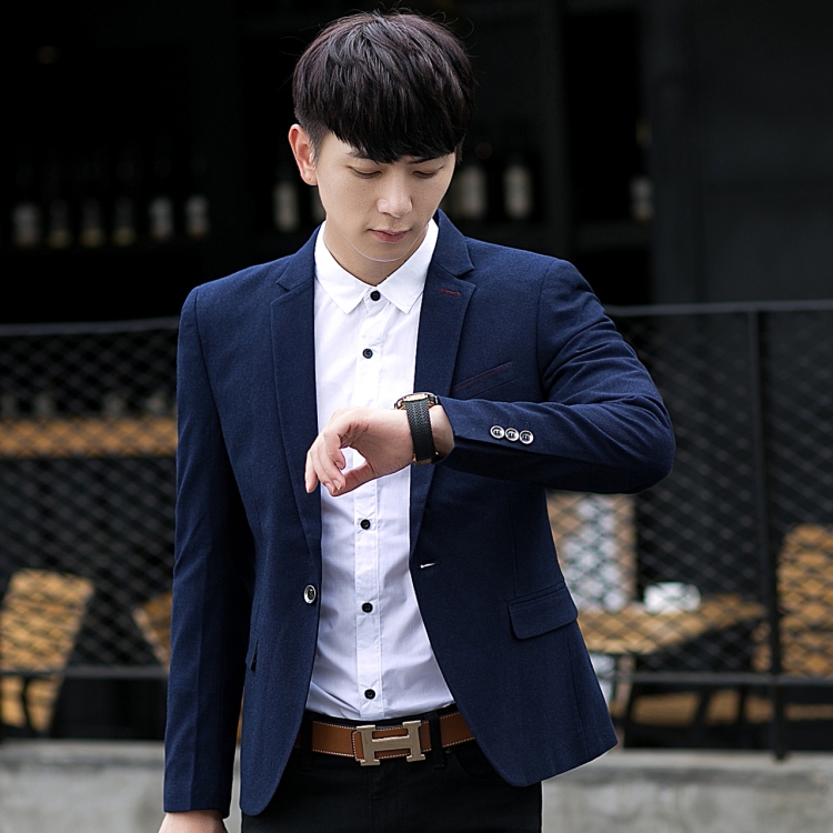 Красивый кореец в костюме