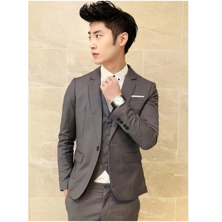 Корейцы в деловых костюмах