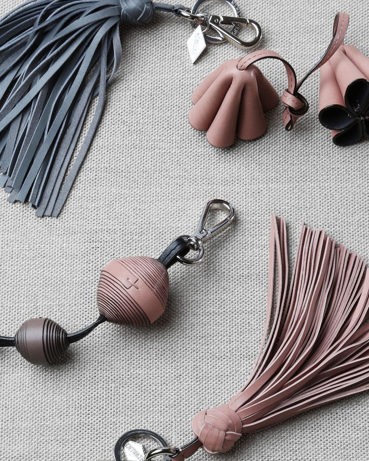 Украшения из кожзама