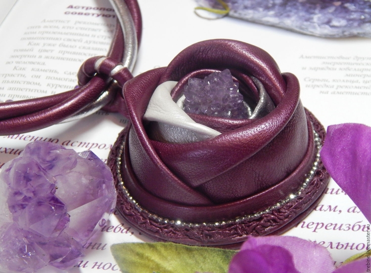 Украшения из старой кожи