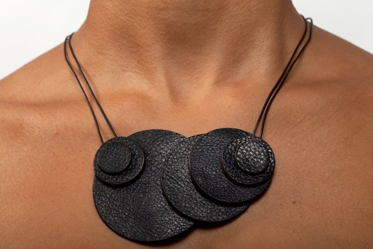 Необычные украшения из кожи