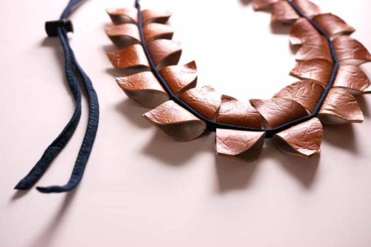 Бусы из кожи