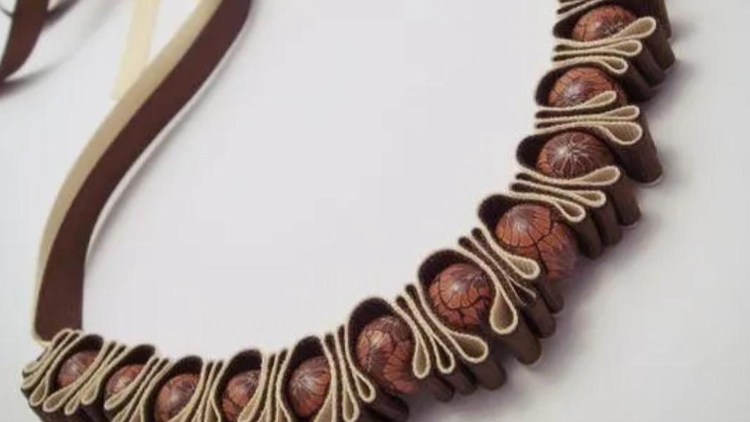 Колье из кусочков кожи