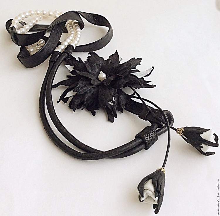 Необычные украшения из кожи