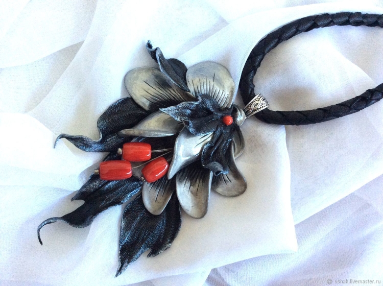 Броши из кожи и бусин своими руками