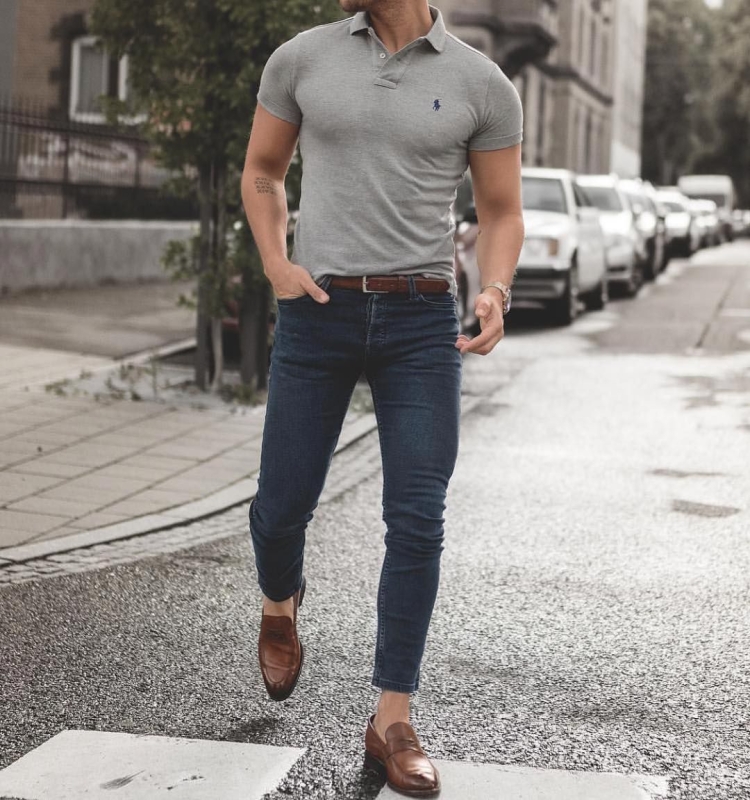 Спортивный парень в джинсах