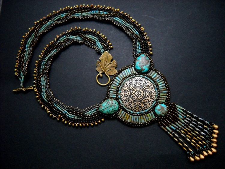 Казахские украшения из бисера