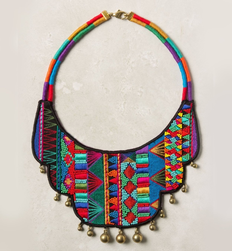 Современные нагрудные украшения