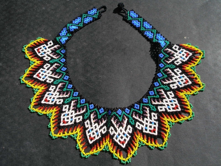 Уичольские колье из бисера