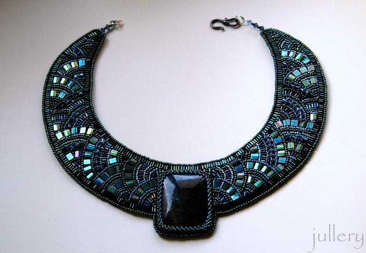 Колье вышитые бисером и камнями