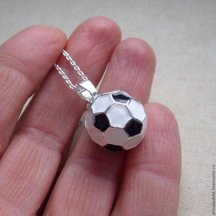 Кулон в виде футбольного мяча