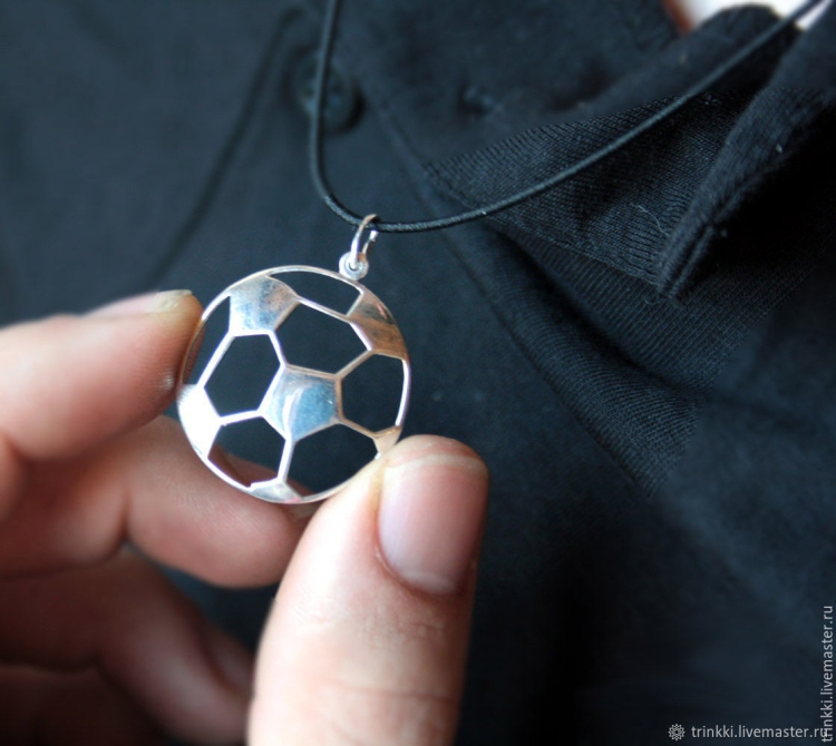 Кулон в виде футбольного мяча