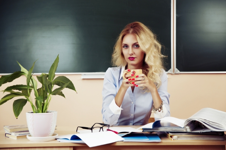 Девушка учительница блондинка