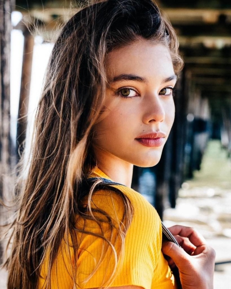 Брюнетка с голубыми глазами