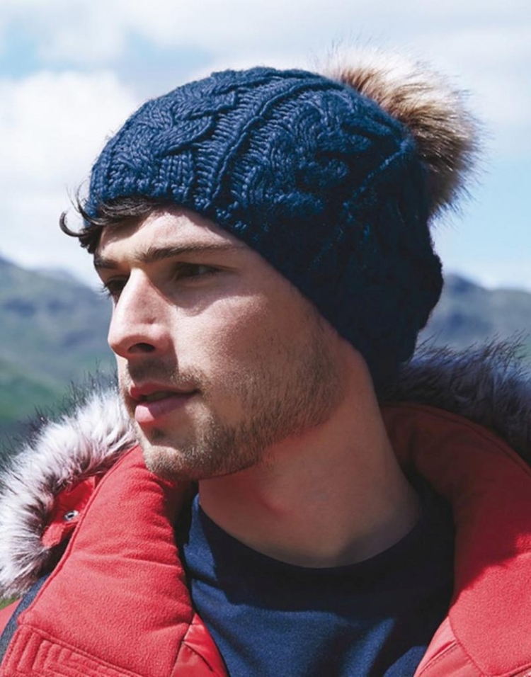 Человек в вязаной шапке