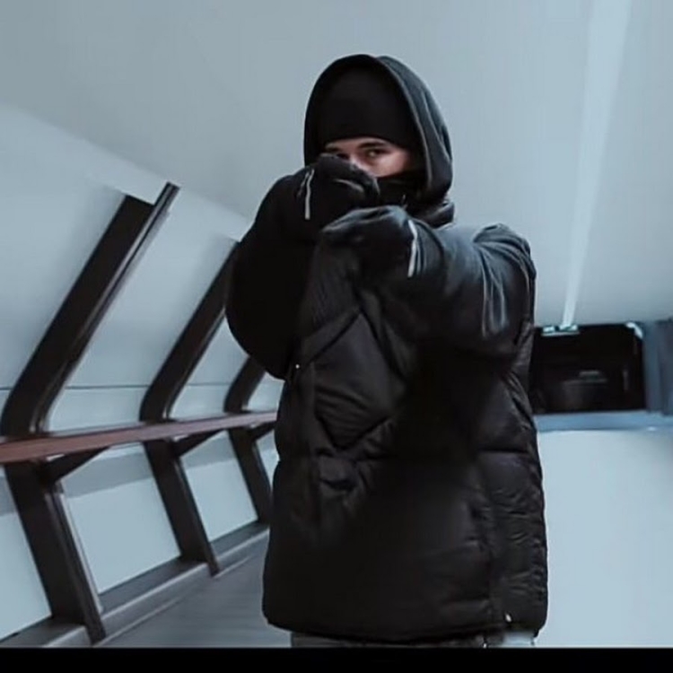 Обладает в маске