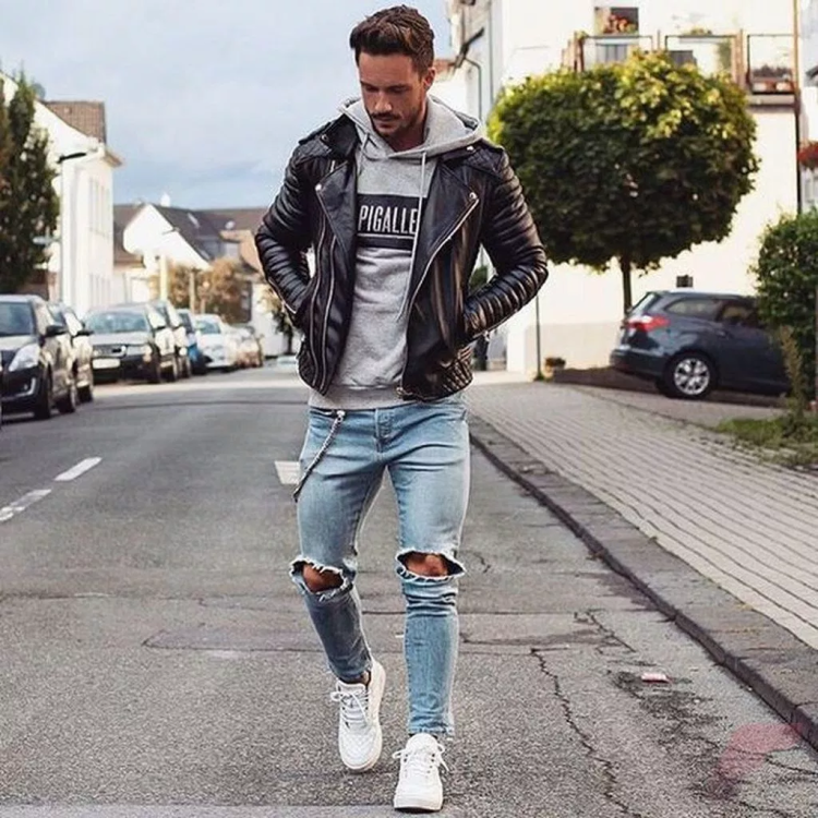 Парень в рваных джинсах