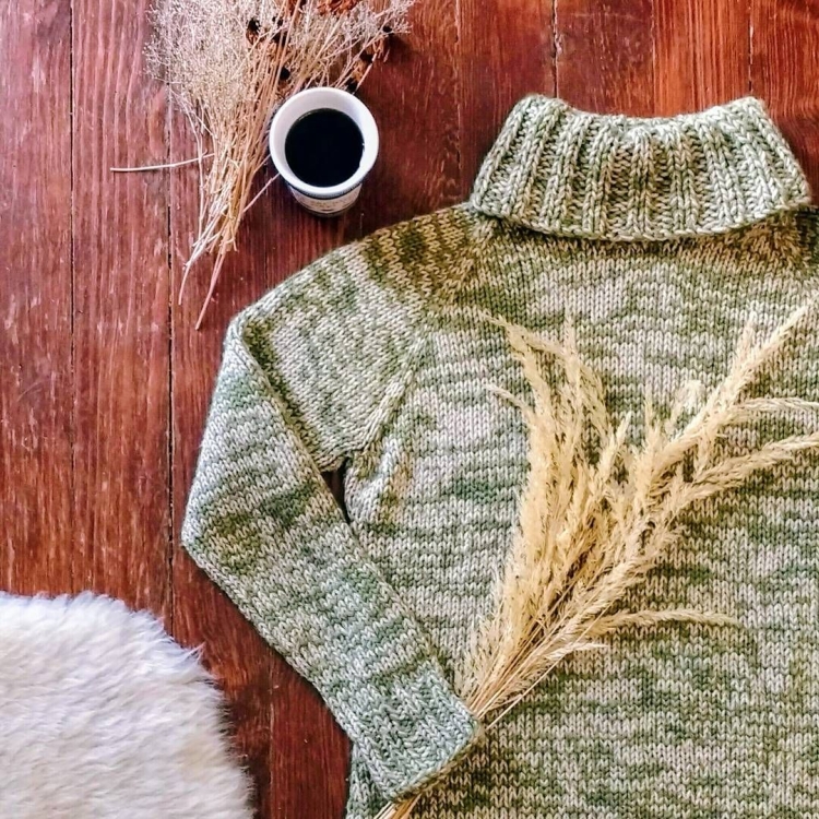 Сложенный свитер