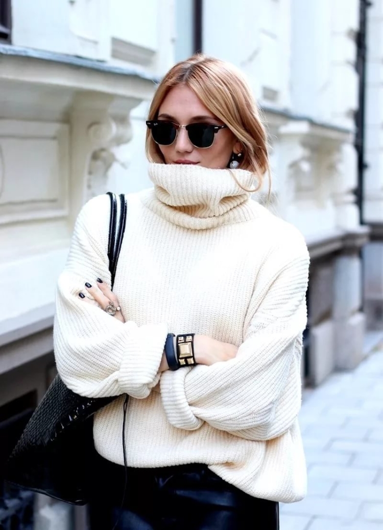 Свитер оверсайз с горлом