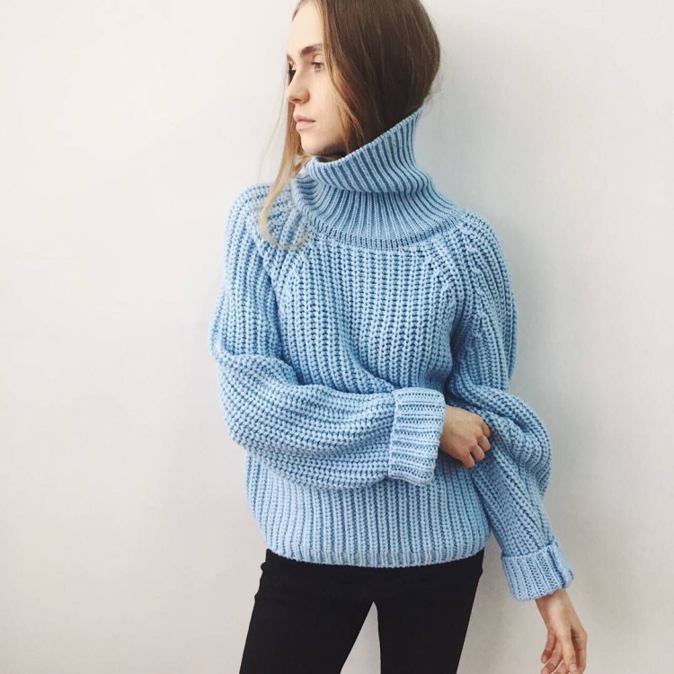 Голубой свитер с горлом