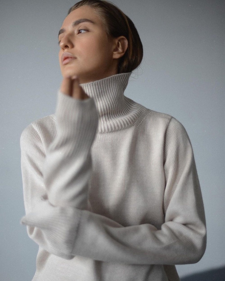 Свитер с горлом женский