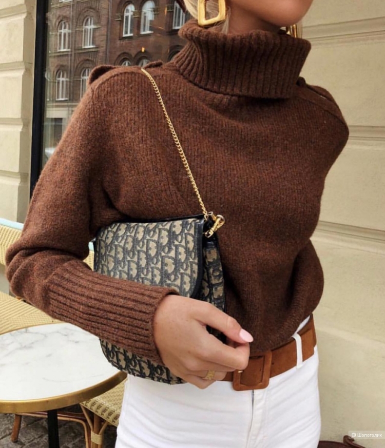 Украшение на водолазку с горлом